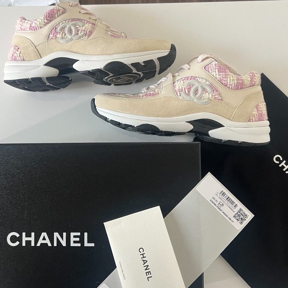 CHANEL 2023 Interlocking CC Logo Sneakers - Picture 2 of 7